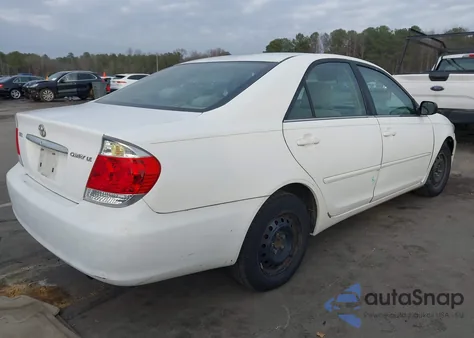 2005 Toyota Camry Le z USA, uszkodzony, nr VIN 4T1BE32K45U393779